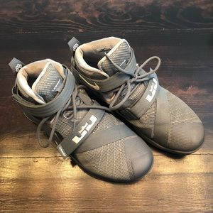 Mens Nike LeBron Soldier 9 / Size 9